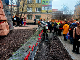 Возложение цветов - памятник «В честь строителей, погибших в 1941—1945 годах».